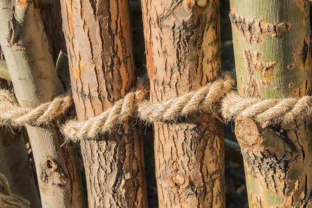 绳子被绑在木棍栅栏柱图片