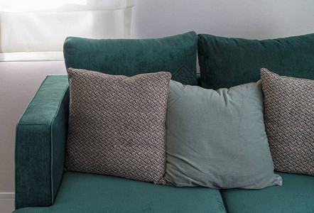 以绿色调的现代舒适沙发套枕头室内图片