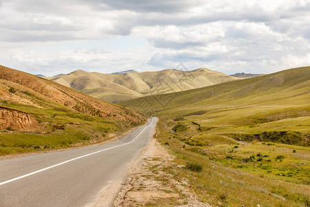 蒙古的DarkhanUlaanbaatar路图片