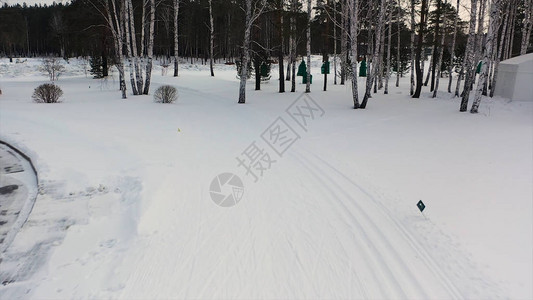 穿着特殊制服的男子练习的越野滑雪冰技术图片