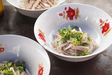 近距离的越南面条煮熟汤里图片
