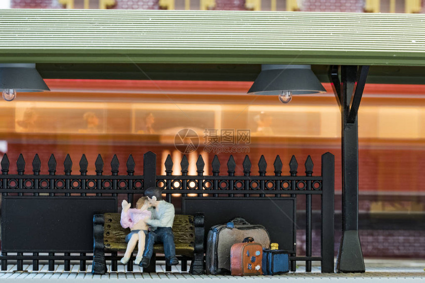 火车模型火车月台上的恋人图片