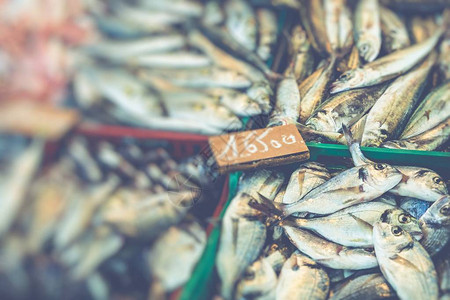 越南休尔当地传统市场新鲜鱼背景图片