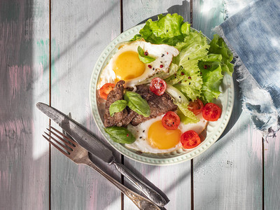 炒鸡蛋纯生菜樱桃番茄和种肝的热早餐图片