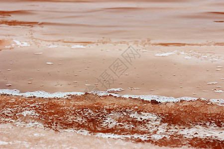 美丽的红水和湖盐图片
