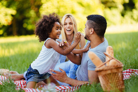快乐的家庭在野餐上玩得开心图片