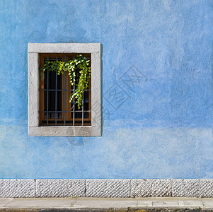 蓝色漆着一座历史建筑的外墙图片