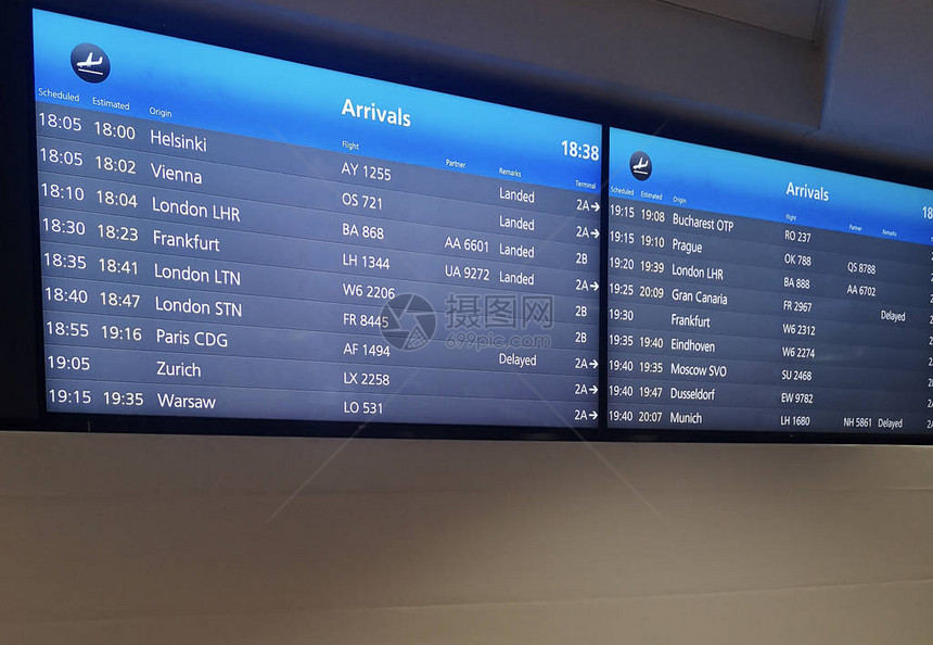 机场航站楼的到达显示板显示飞往世界上一些最受欢迎城市的国际目的地航班商务或图片