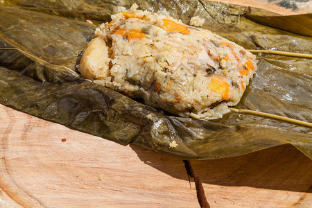 美味的玉米粉蒸肉配以碧瑶叶包裹的米饭图片
