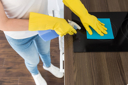 一位来自专业清洁公司的年轻女子在家里打扫卫生一个男人用黄色手套用清洁图片