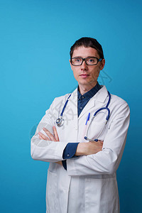 蓝色背景听诊器的医生肖像图片