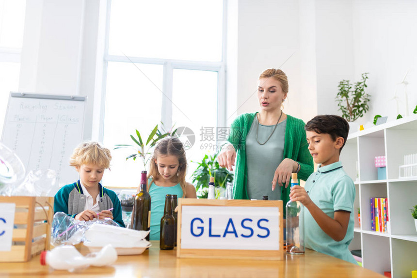 关于玻璃回收小学老师告诉她的学生关于玻璃回图片