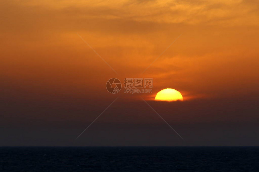 太阳在以色列北部地中海的地平线上落下图片