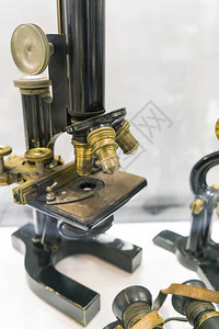 旧显微镜头或老式科学设备图片