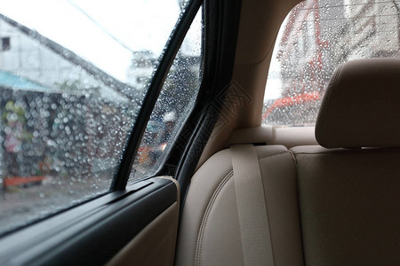 车内座位后座窗户下着雨旅行图片