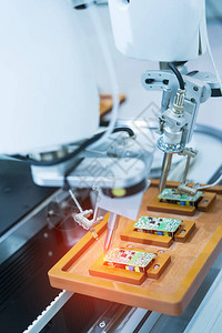 工厂印刷和组装电路板PCB自动点焊接的机器人机械系统钢铁锯器件图片