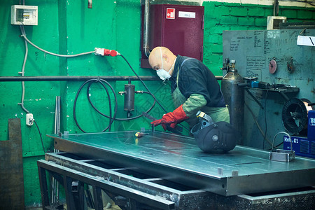 钢门制造金属门焊接生产4k图片