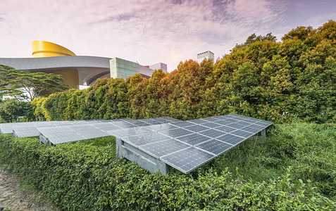 太阳能电池板与现代城市的城市景色图片