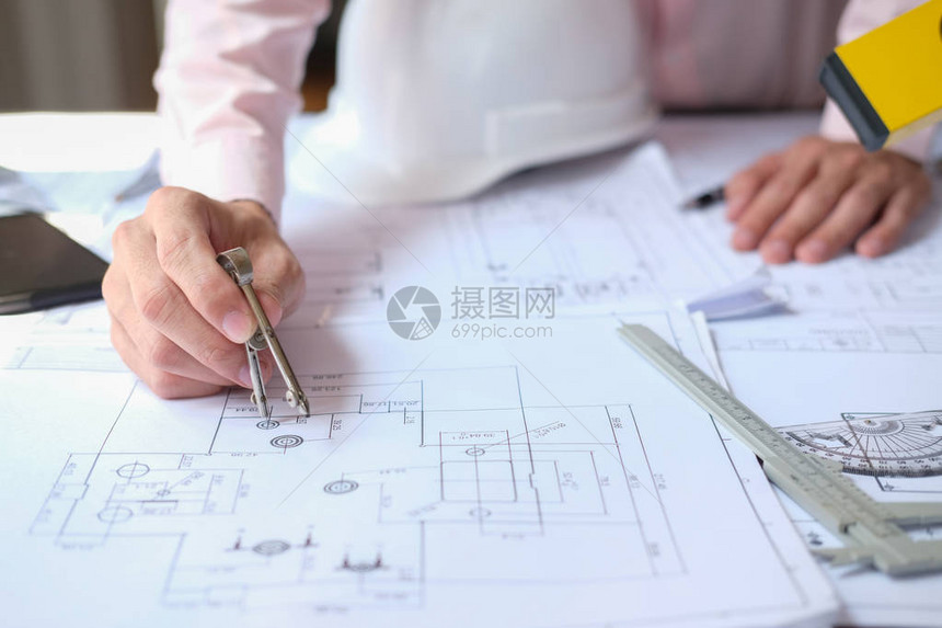 建筑师工程师在工作场所研究房地产项目的房屋蓝图建图片
