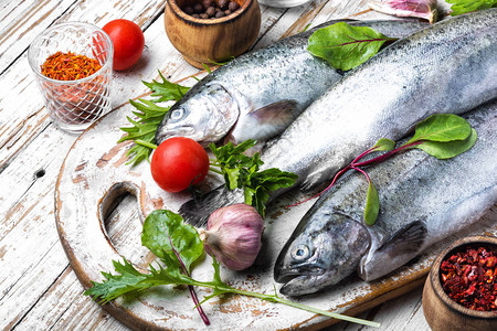 新鲜的鳟鱼配香料和调味料准备烹饪的鱼海鲜高清图片