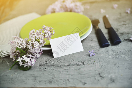 用餐具和鲜花装饰的石桌图片