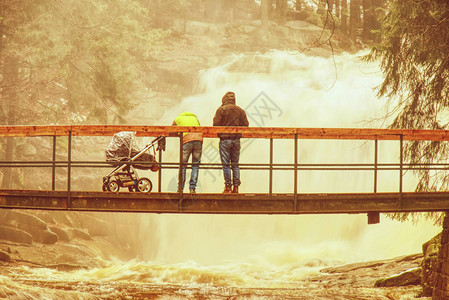 桥上有婴儿的人在洪图片