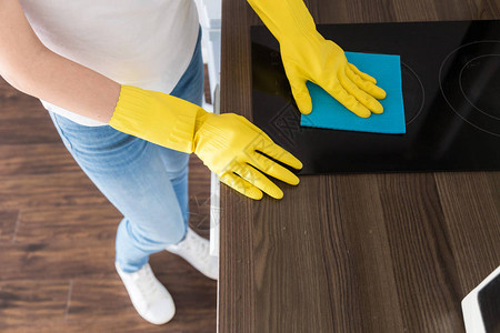 一位来自专业清洁公司的年轻女子在家里打扫卫生一个男人用黄色手套用清洁图片