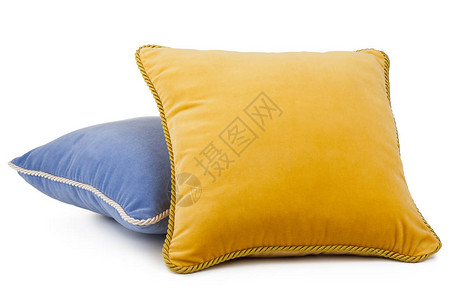 两个黄色的蓝色柔软装饰枕头在白色图片