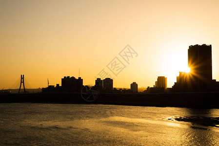 台北夕阳下河边建筑剪影图片