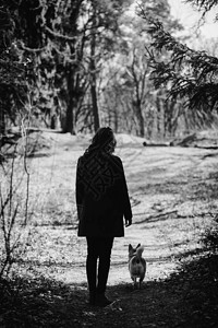 树林里一个女人和一条狗图片