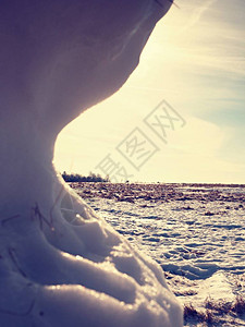 带太阳耀斑的暗冰洞自然艺术地深小图片