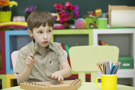 一个有乐器的孩子男孩学会演奏扬琴图片