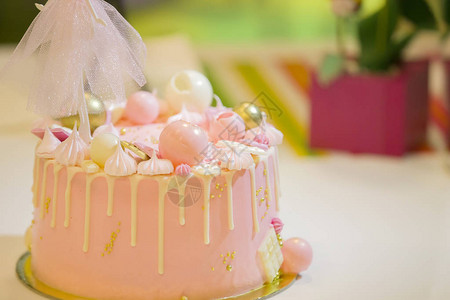 美丽的粉红色装饰蛋糕图片