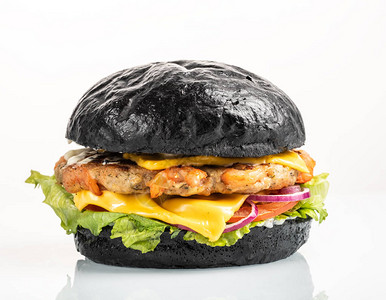 芝士汉堡配虾在白色背景上的黑色小圆面包图片