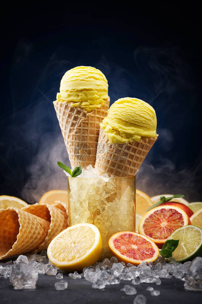 水果柠檬冰淇淋在华夫饼甜图片