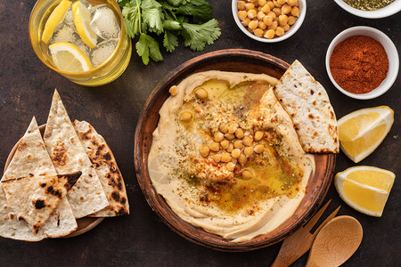 古典的Hummus配有小鸡豆辣椒油橄榄油和东方香料图片