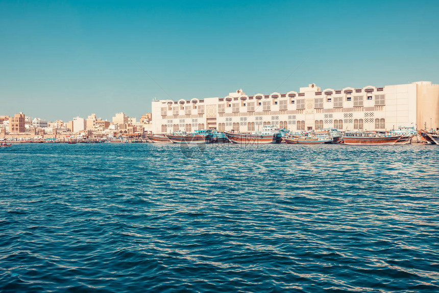 迪拜溪与传统船只和码头的天空景象图片