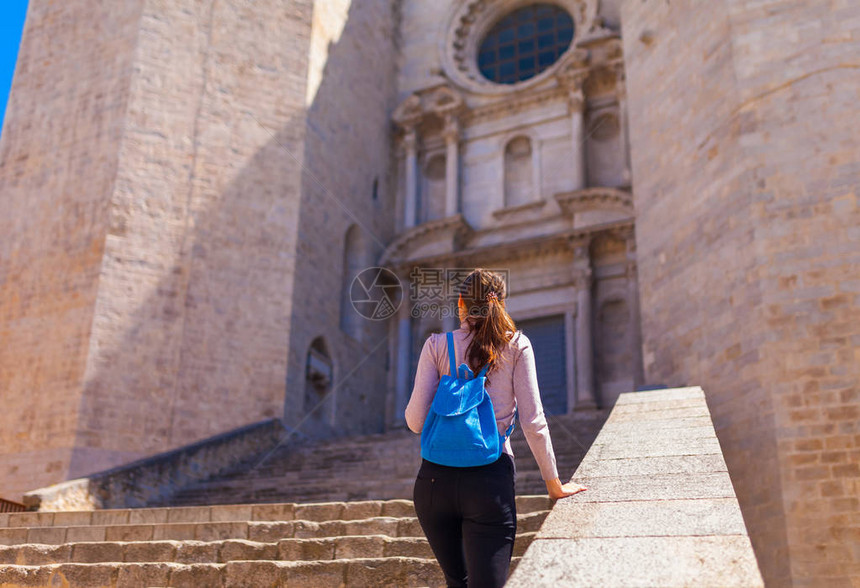 旅游妇女在西班牙加泰罗尼亚赫罗纳的Onyar看到风景秀丽的古镇著名的旅游胜地图片