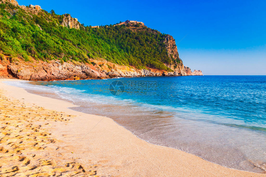 土耳其安塔利亚区阿拉尼亚半岛海岸上的克娄巴特拉海滩与绿色岩石美丽的阳光明媚的风景旅游与清澈的水和沙子悬崖上的图片