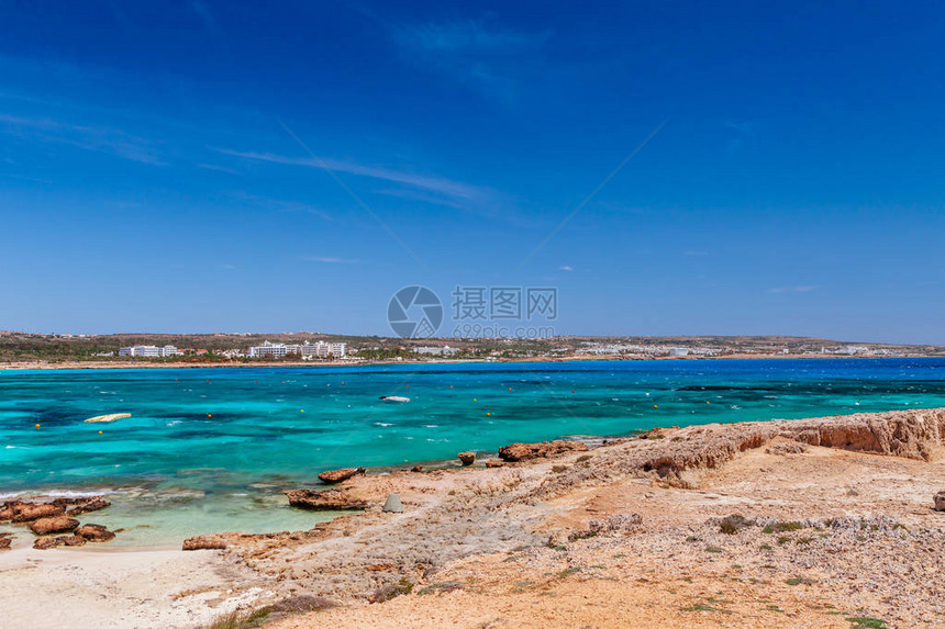 美丽的风景沙滩靠近Nissi海滩和CavoGreco在阿依纳帕图片