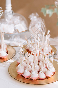 婚礼堂桌上美味甜粉红饼干的近图片