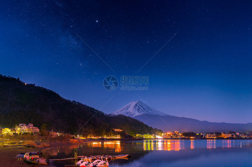 日本山梨县河口湖的富士山与银河图片