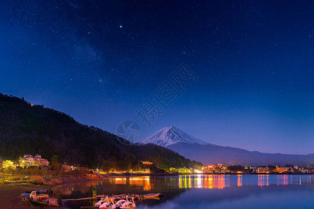 日本山梨县河口湖的富士山与银河图片