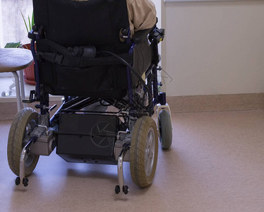 在医院里一个老人坐在轮椅上看图片