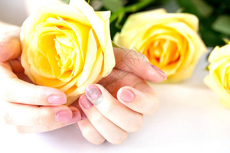 美丽的修剪整齐的女人的指甲与孤立的粉红色抛光指甲护理修指甲图片