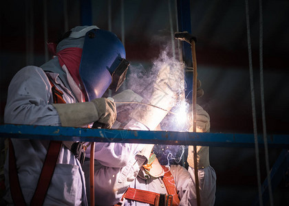 焊接钢铁工人在工业厂房图片