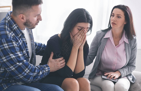 神经衰弱男人和心理学家在办公室的心理咨询中安慰哭泣的心图片