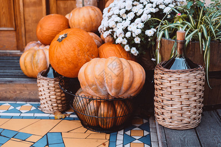 欧洲城市一条街花店的秋天装饰品配背景图片