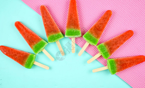 西瓜味的夏季主题冰淇淋冰棒粉红图片