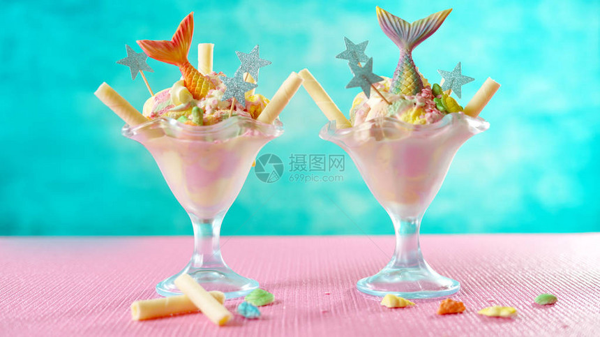 彩虹冰淇淋圣代与美人鱼尾巴糖果贝壳和海龟以粉红色和蓝图片